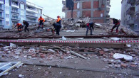 Depremde büyük hasar gören 20 dairelik bina çöktü