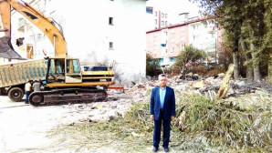 Yozgat Belediyesi metruk binaların yıkımına devam ediyor