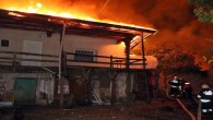 Tandırda çıkan yangın köydeki 3 evi kullanılamaz hale getirdi