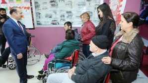 Kreşteki minik öğrencilerden 4 engelli vatandaşa tekerlekli sandalye