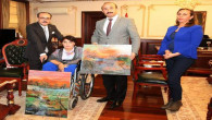 Engelli kadın ağzı ile yaptığı tabloların gelirini Mehmetçik Vakfına bağışladı