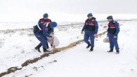 Jandarma ekipleri yaban hayvanları için karla kaplı alana yiyecek bıraktı