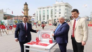 81 İl’de farklı materyaller ile yapılan Türk bayrağı tabloları sergilendi