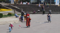 Çocuklar 40 gün aranın ardından sokakta oynamanın tadını çıkardı