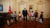 Vali Polat, çocukları tebrik ederek ödüllendirdi