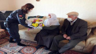 Jandarma, Sevgililer Gününde evlenen yaşlı çifte sürpriz ziyaret yaptı
