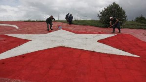 Bin 400 Metrekare büyüklündeki Türk Bayrağını boyuyor