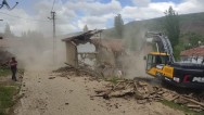 Depremde zarar gören ağır hasarlı binaların yıkımına başlandı