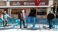 Yozgat’ta fırın önlerine ‘sosyal mesafe’ bariyeri yerleştirildi