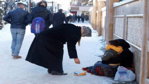 Suriyeli kadın, eksi 15 derece soğukta kundaktaki bebeğiyle dileniyor