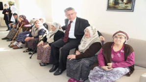 Yozgat Belediye Başkanı Kazım Arslan, huzur evinde yaşlıları ziyaret etti