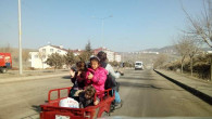Motosiklet sepetinde 3 çocuğu ile tehlikeli yolculuk