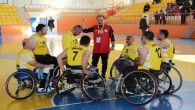 Vali Yurtnaç, engelli sporculara destek ve moral için takıma koçluk yaptı