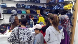 Hollanda’daki gurbetçilerden 100 çocuğa giysi yardımı