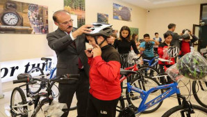 Okul Destek Projesinden yararlanan çocuklara bisiklet hediye edildi