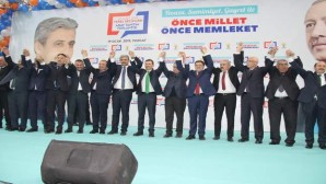 AK Parti yoğun bir katılımla adaylarını tanıttı