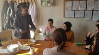 Şerefli’den köy okullarındaki meslektaşlarına tatlı ikramı