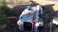 Ambulans şarampole devrildi: 3 yaralı