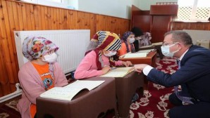 Vali Polat, Kur’an kursuna giden minikleri ziyaret etti