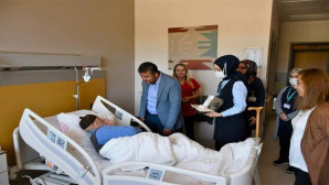 Başhekim Kozan hastanede tedavi gören babaları unutmadı