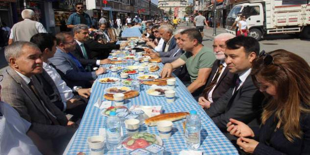Yozgat protokolü vatandaşlarla kahvaltıda bir araya geldi