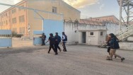 Polis ekipleri aranan şahsı yakalayarak cezaevine teslim etti