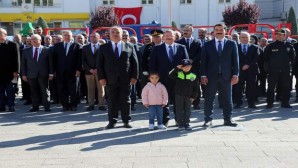 Cumhuriyet Bayramı Atatürk Anıtına çelenk sunumu ile başladı