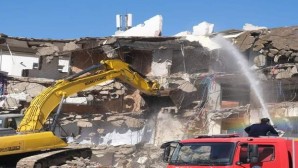 Riskli binalarda yıkım çalışmaları devam ediyor