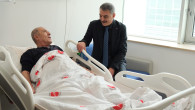 Vali Özkan’dan, hastanede yatan şehit babasına ziyaret