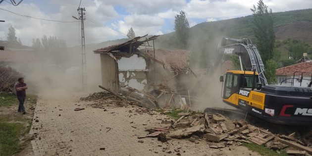 Depremde zarar gören ağır hasarlı binaların yıkımına başlandı