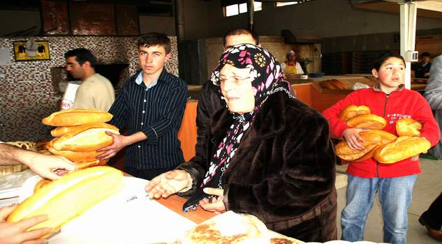 Buğday fiyatı yerinde sayarken ekmeğe zam yapılması yanlış olur