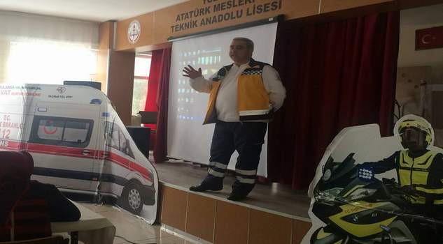 “Yaşama Yol Ver” sloganıyla öğrenciler bilgilendiriliyor