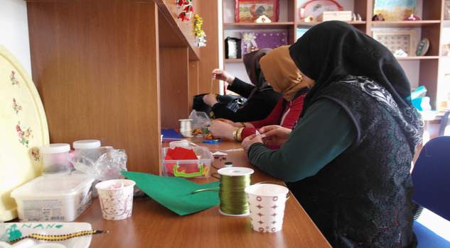 Hastalar ahşap boyama öğrenerek topluma kazandırılıyor