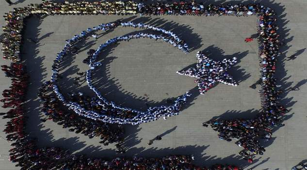 3 bin öğrenci hep bir ağızdan İstiklal Marşı’nın son kıtasını okudu