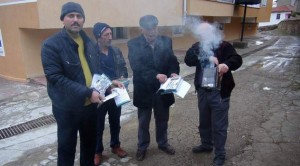 Vatandaşlar kapılarının önüne bırakılan kitapları yaktı