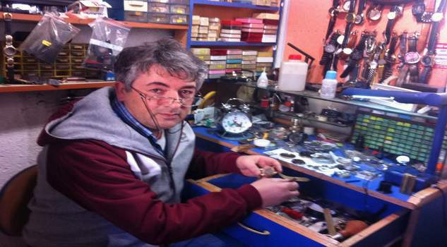 120 yıllık tarihi saat kulesinde saat tamiri yapıyor