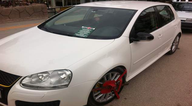 Zabıta, park ücreti yüzünden park halindeki aracın lastiğine kelepçe taktı