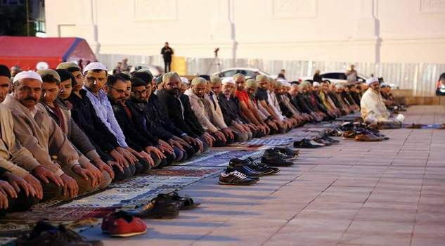 Yozgat’ta meydan da 3 bin kişi sabah namazı kıldı