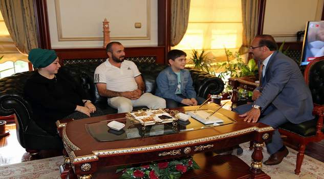  Cumhurbaşkanı Erdoğan’ın bahsettiği çocuk Vali Yurtnaç’ı ziyaret etti