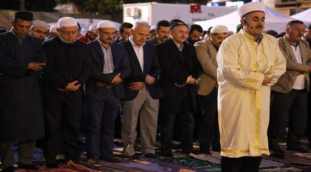 Yozgatlılar sabah namazını topluca meydanda kıldı