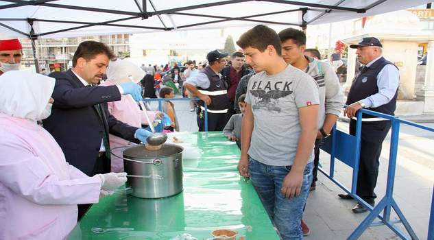 Yozgat Belediyesinden bin 500 kişiye aşure ikramı