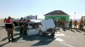 Yol kontrolü yapan trafik ekibine otomobil çarptı