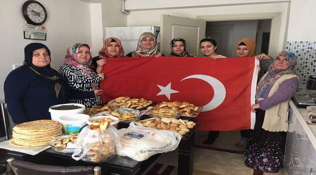 Ev hanımlarından Çukurca’daki askerlere pasta ve sarma