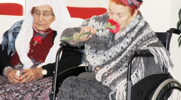 Kandil gününde Huzurevi sakinlerinin gönüllerini aldılar