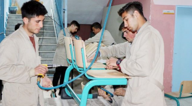 Öğrenciler kendi sıralarını üretiyor