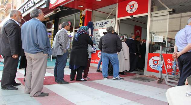 Vatandaş ucuz et almak için uzun kuruk oluşturdu