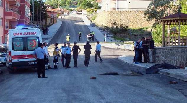 Freni boşalan silindir, kaldırımdaki imamı ezdi
