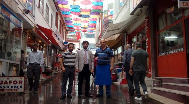 Süsler Sokağı rengarenk şemsiyelerle ilgi odağı oldu