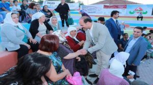 Vali Yurtnaç, protokol yerine vatandaşlar arasında şenliği izledi