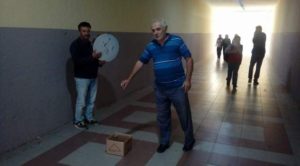 Hem sanatını icra ediyor hem evinin geçimini sağlıyor